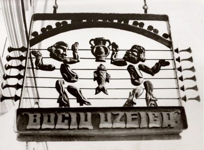 Iškaba „Bočių užeiga“. 1978 m. Bronza, lieta, 60 x 90 cm